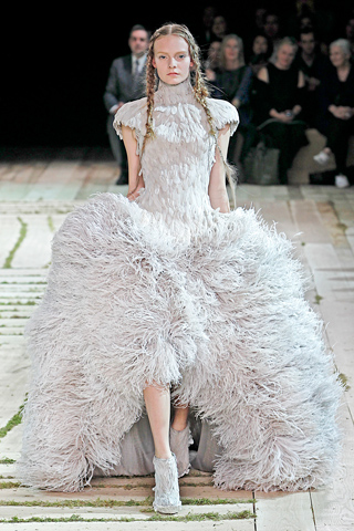 spring 2011, alexander mcqueen, runway,  sarah burton, fashion, couture, thelooksee