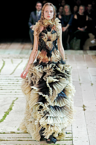 spring 2011, alexander mcqueen, runway,  sarah burton, fashion, couture, thelooksee